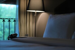 Hypo-allergenic bedding, down duvets, minibar, in-room safe - Santellone Resort (Brescia)