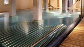 Una piscina techada, una piscina al aire libre de temporada, sombrillas