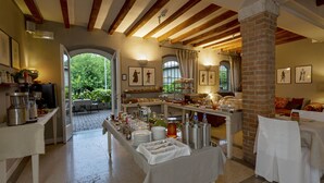 Breakfast buffet - Santellone Resort (Brescia)