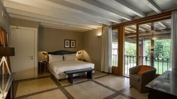 Hypo-allergenic bedding, down duvets, minibar, in-room safe