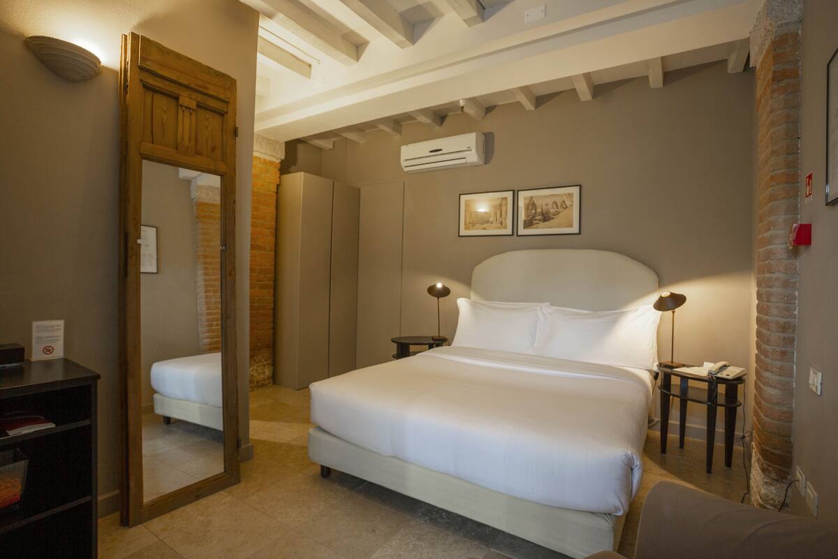 Deluxe Double Room Single Use | Hypo-allergenic bedding available, down comforters, minibar