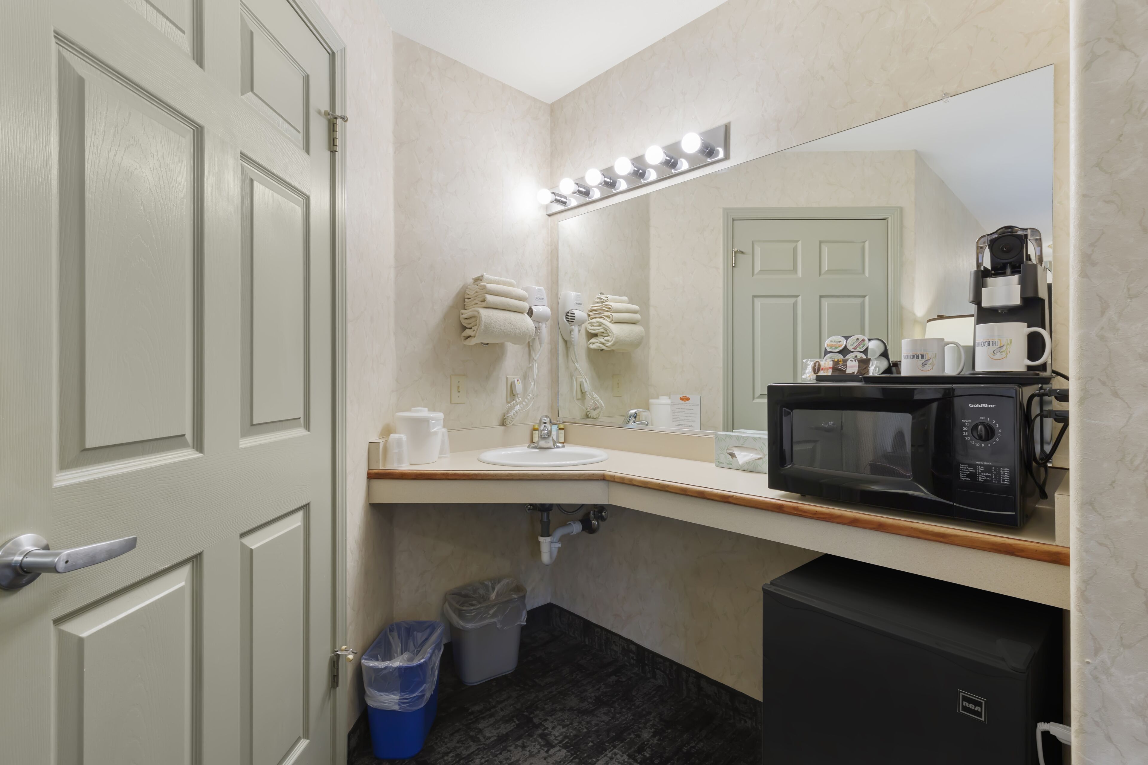 standard room, 1 king bed | bathroom | shower, free toiletries, hair dryer, towels