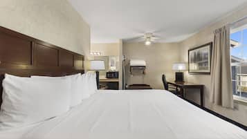 Standard-huone, 1 suuri parisänky | Allergiatestatut vuodevaatteet, työpöytä