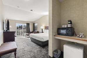 Premium King with Balcony Estuary View | Hypo-allergenic bedding, desk, laptop workspace, blackout drapes