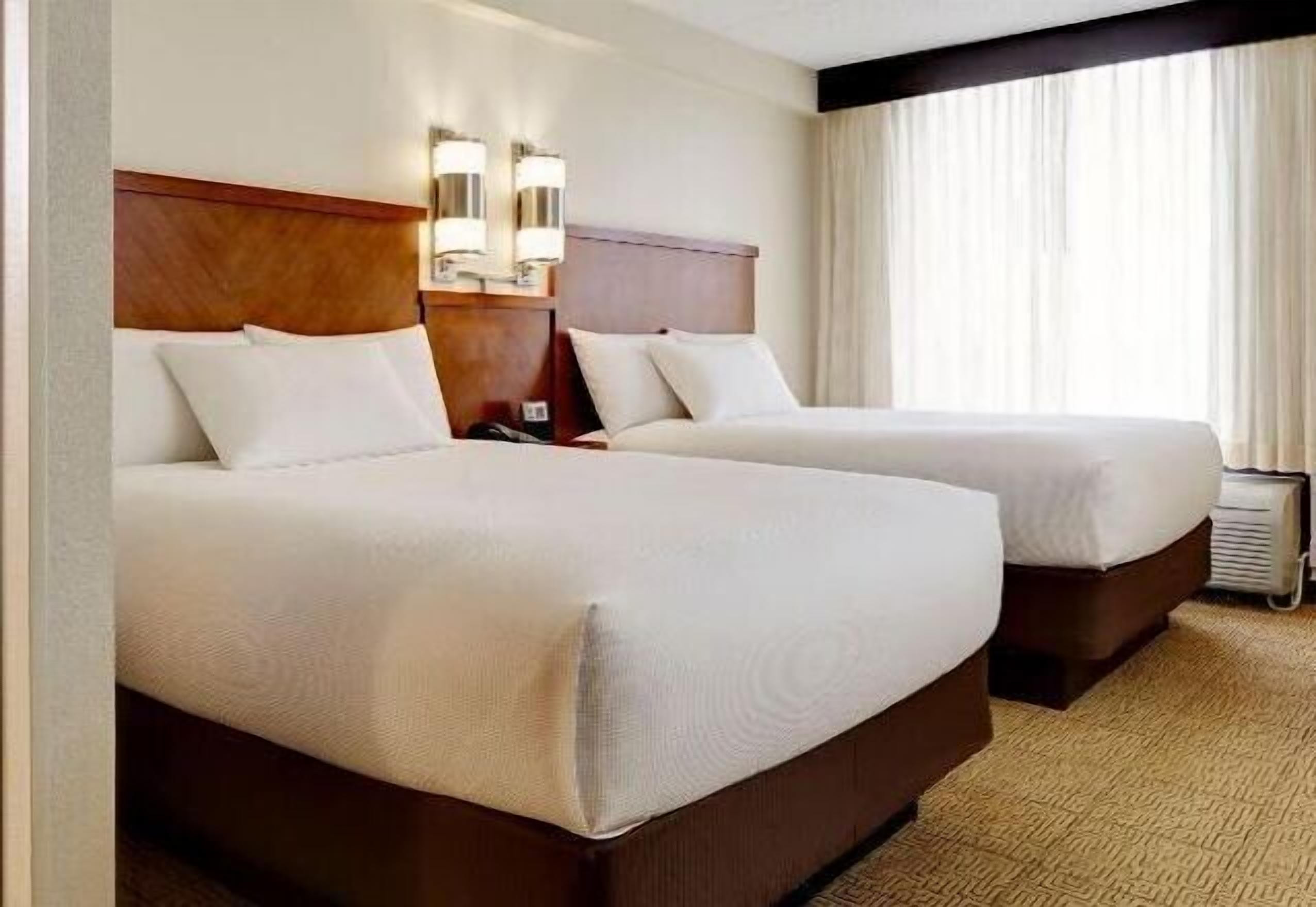 Premium-sengetøj, skrivebord, strygejern/strygebræt