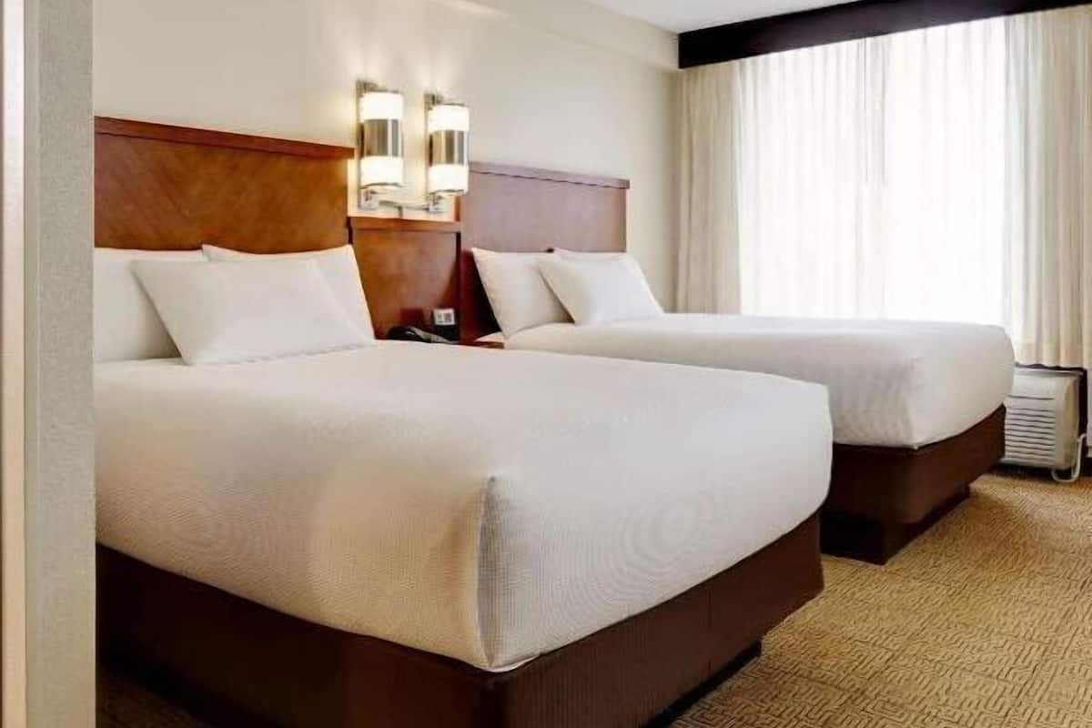 Premium-sengetøj, skrivebord, strygejern/strygebræt