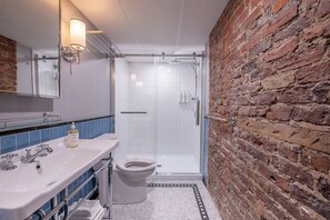 Superior Room, 1 Queen Bed | Bathroom | Shower, rainfall showerhead, free toiletries, hair dryer