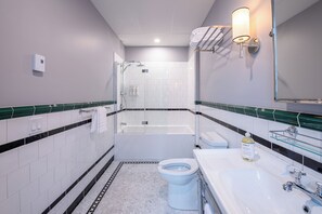 Chambre Deluxe 1 lit King | Salle de bain | Douche, douche cascade, articles de toilette (gratuits)