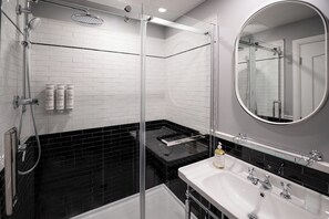 Classic Room, 1 Queen Bed | Bathroom | Shower, rainfall showerhead, free toiletries, hair dryer