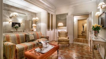 1 habitación, cubrecamas, minibar y escritorio