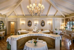 供应午餐和晚餐，地区菜，花园景观