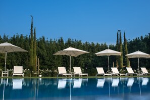 Piscine extérieure, chaises longues