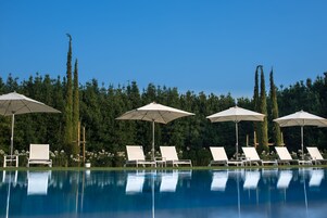 室外游泳池，日光浴躺椅