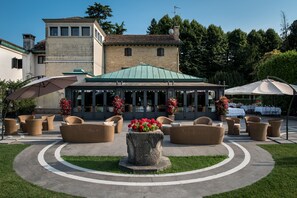 Lunsj og middag serveres, regionale retter, utsikt mot hagen 