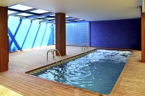 Piscine extérieure, accès possible de 9 h à 21 h, parasols