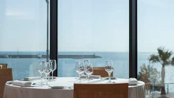 Dîner servi sur place, vue sur la mer