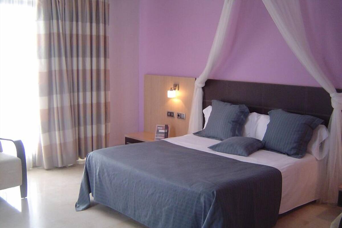 junior suite (single use) | minibar, in-room safe, desk, blackout curtains