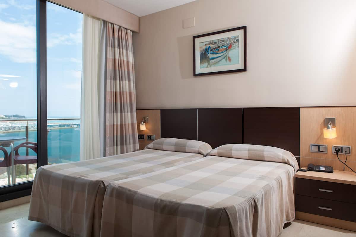 Minibar, una cassaforte in camera, una scrivania, tende oscuranti