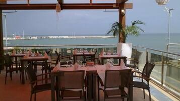 Se sirven cenas y cocina mediterránea; con vista al mar