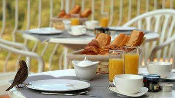 Petit déjeuner buffet (13 EUR par personne)