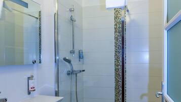 Ducha, artículos de higiene personal gratuitos y toallas