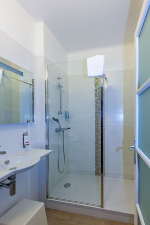 Shower, free toiletries, towels - Hôtel Capo D'Orto (Ota)