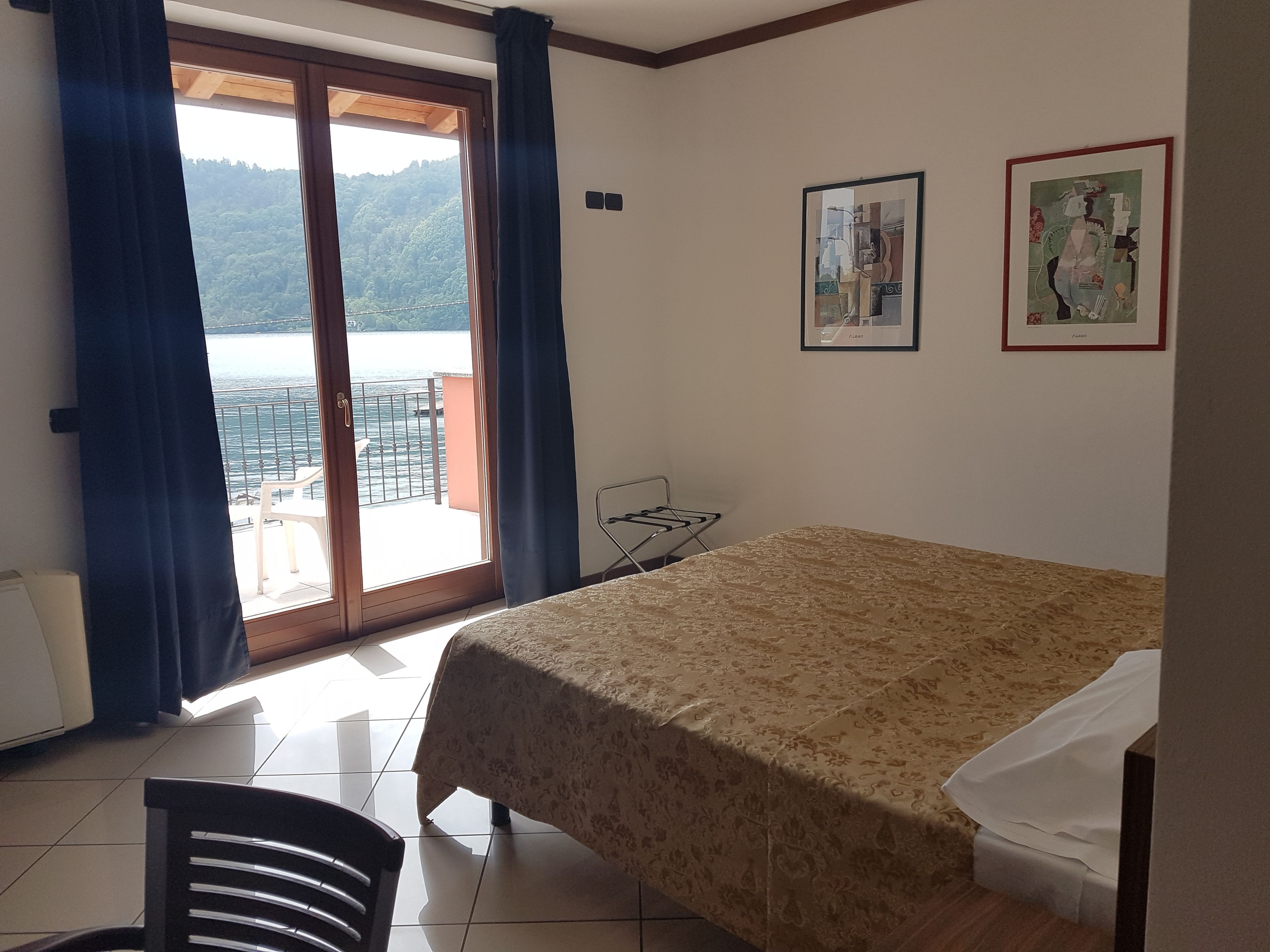 Safe på rommet, skrivebord, lydisolert og strykejern/-brett