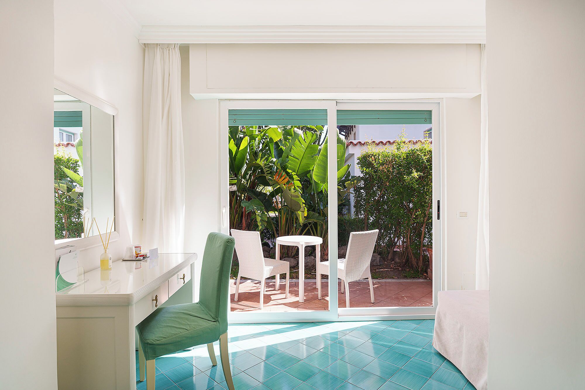 Dobbeltrom – comfort | Safe på rommet, skrivebord, wi-fi (inkludert) og sengetøy