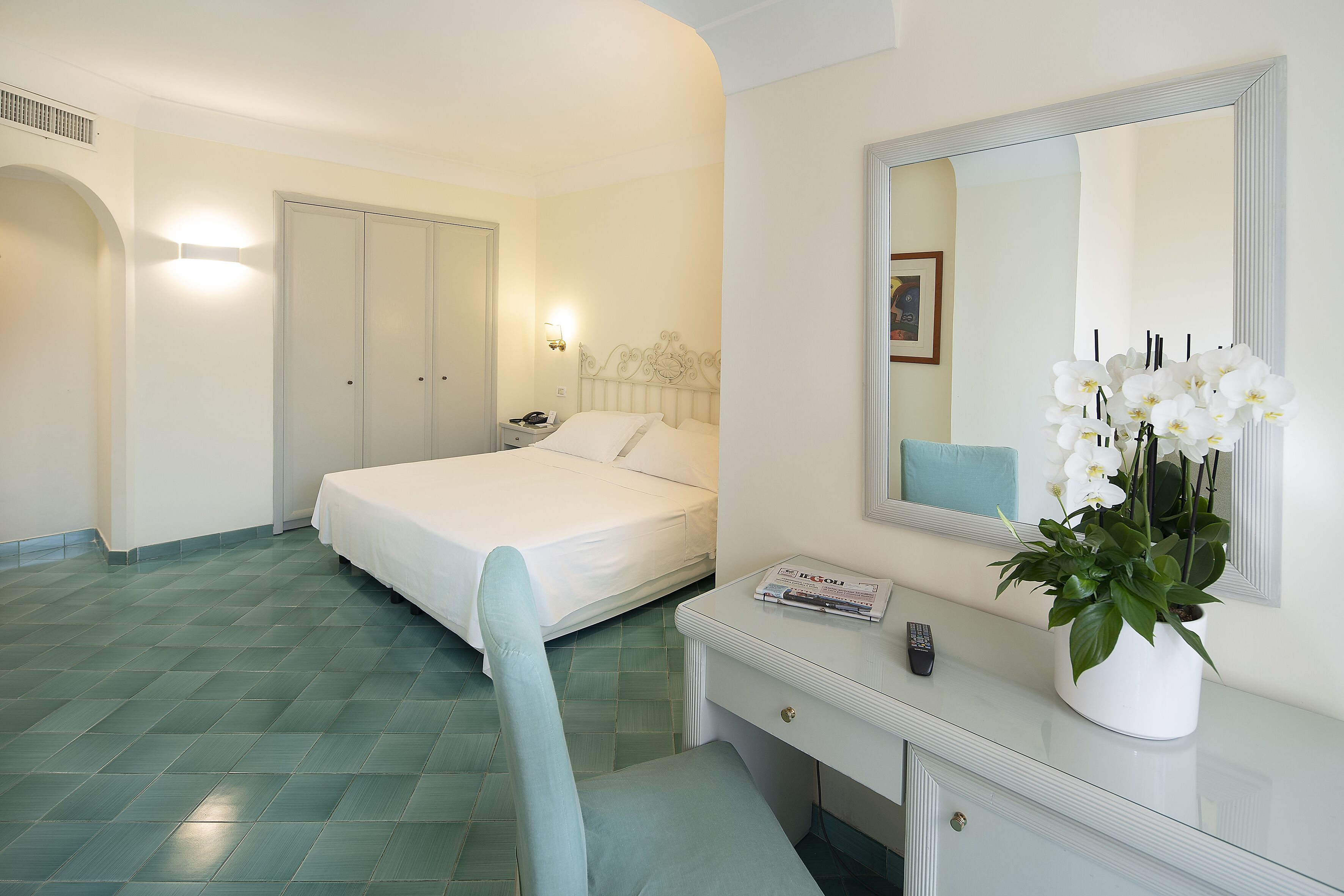 comfort double room | in-room safe, desk, free wifi, bed sheets