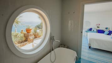 Suite junior, vistas al mar | Baño | Zapatillas, bidé y toallas