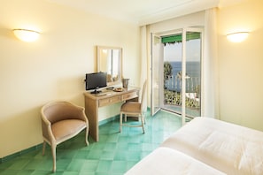 Quarto casal conforto, vista para o mar | Sala de estar | TV de plasma