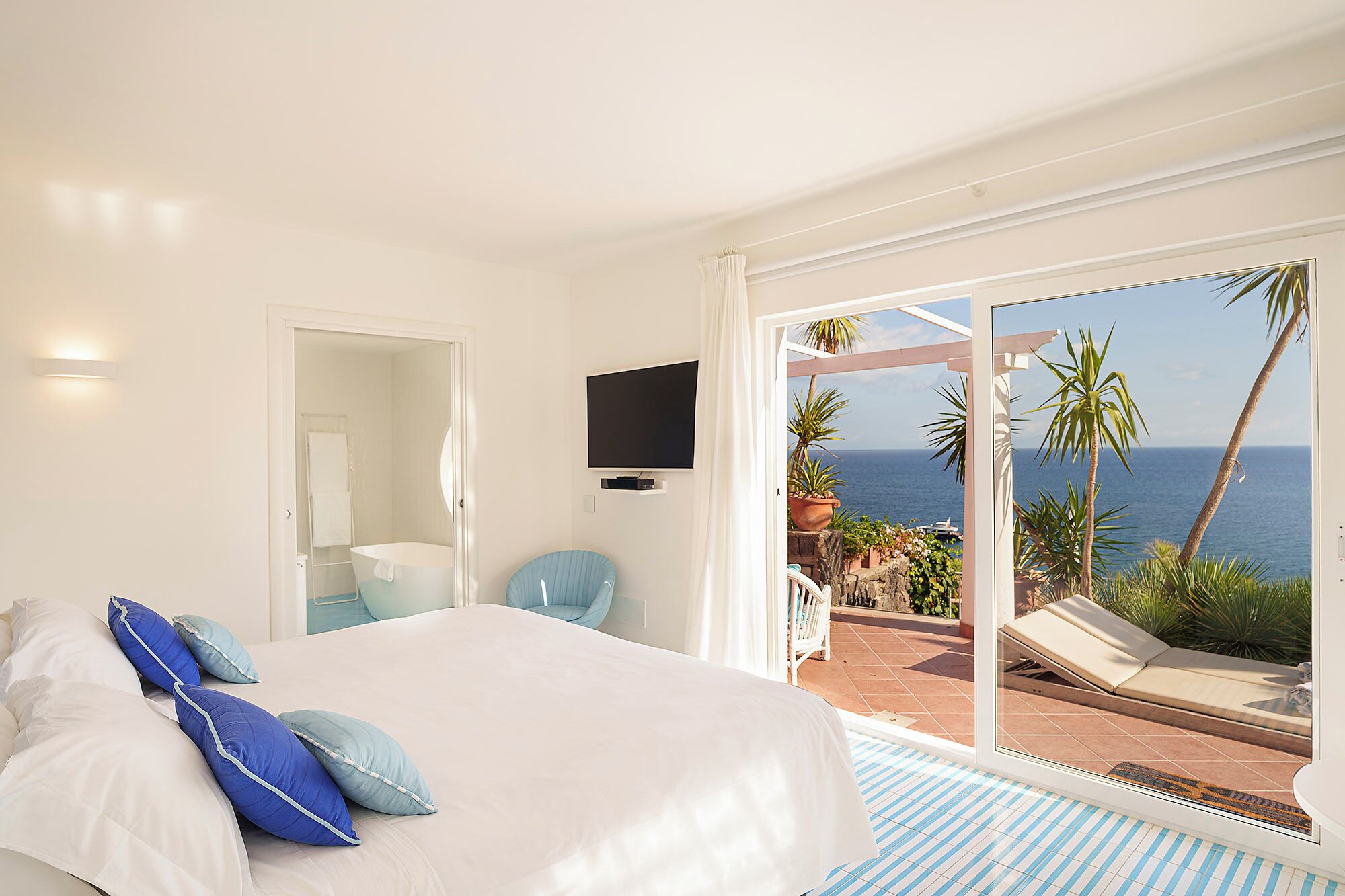 Suite – junior, sjøutsikt | Safe på rommet, skrivebord, wi-fi (inkludert) og sengetøy