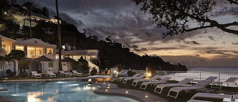 Piscine extérieure, chaises longues