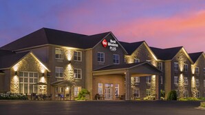Un hotel Best Western Plus con fachada de piedra, varias entradas y zona de estar al aire libre.