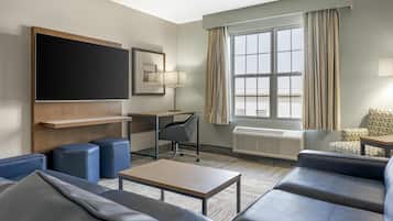 スイート クイーンベッド 2 台 禁煙 冷蔵庫 & 電子レンジ (Larger Room;with Sofabed) | 高級寝具、ピロートップベッド、セーフティボックス (室内)、ノートパソコン用作業スペース