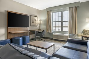 Suite, 2 Katil Ratu (Queen), Non Smoking, Refrigerator & Microwave (Larger Room;with Sofabed) | 1 bilik tidur, peralatan tempat tidur premium, tilam berlapik 