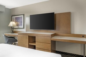 Premium bedding, pillow-top beds, in-room safe, laptop workspace - Best Western Plus Woodstock Hotel & Conference Centre (Woodstock)