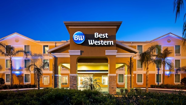 Un hôtel Best Western, reconnaissable à son enseigne bien visible, avec plusieurs étages et une entrée bien éclairée.