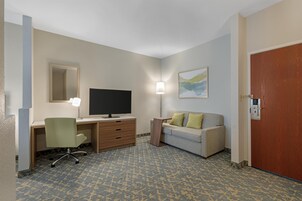 Süit, Birden Çok Yatak, Sigara İçilmez, Buzdolabı ve Mikrodalga (Separate Living Room) | Kaliteli yatak takımı, yastık yüzeyli yatak, masa 