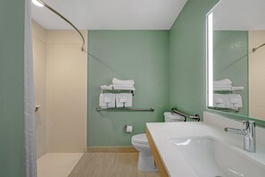 Habitación estándar, 2 camas de matrimonio, accesible para personas con discapacidad, no fumadores | Baño | Ducha y bañera combinadas y artículos de higiene personal gratuitos