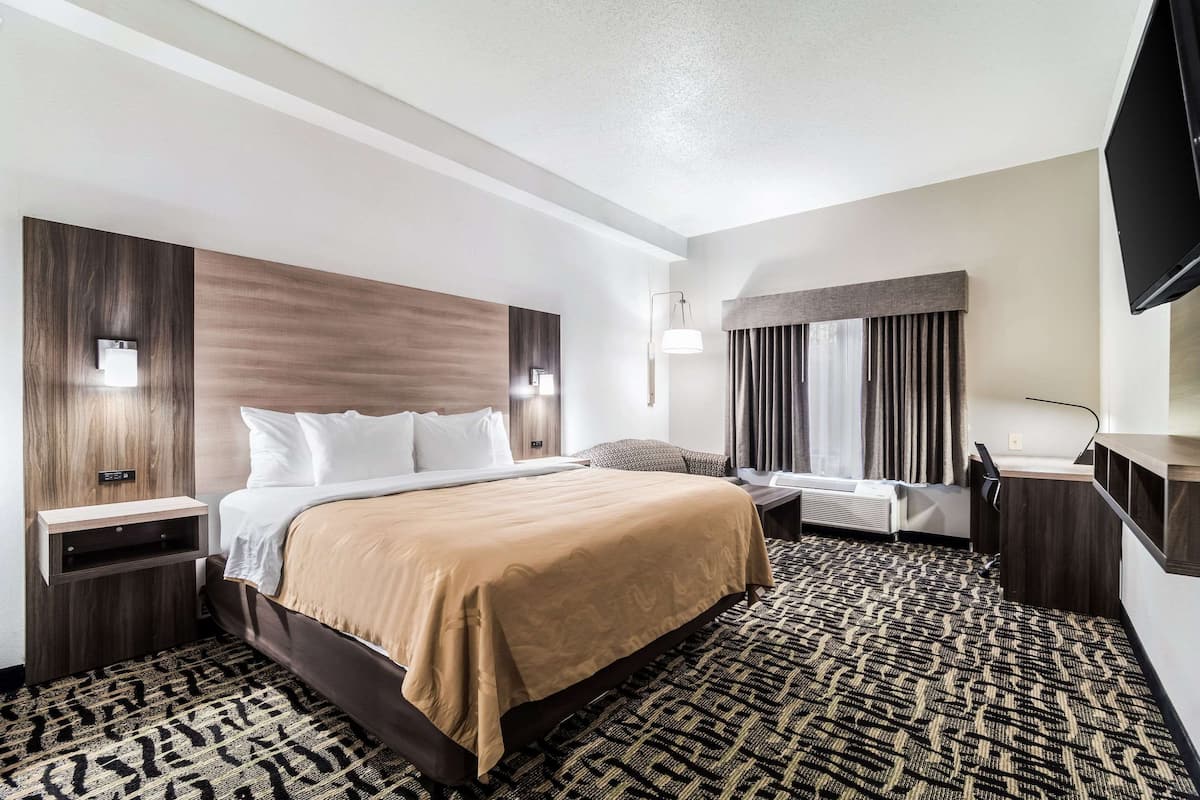 Peralatan tempat tidur premium, meja, ruang kerja komputer riba