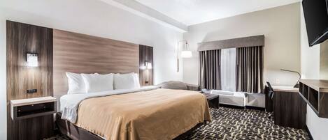 Luxe beddengoed, een bureau, een laptopwerkplek