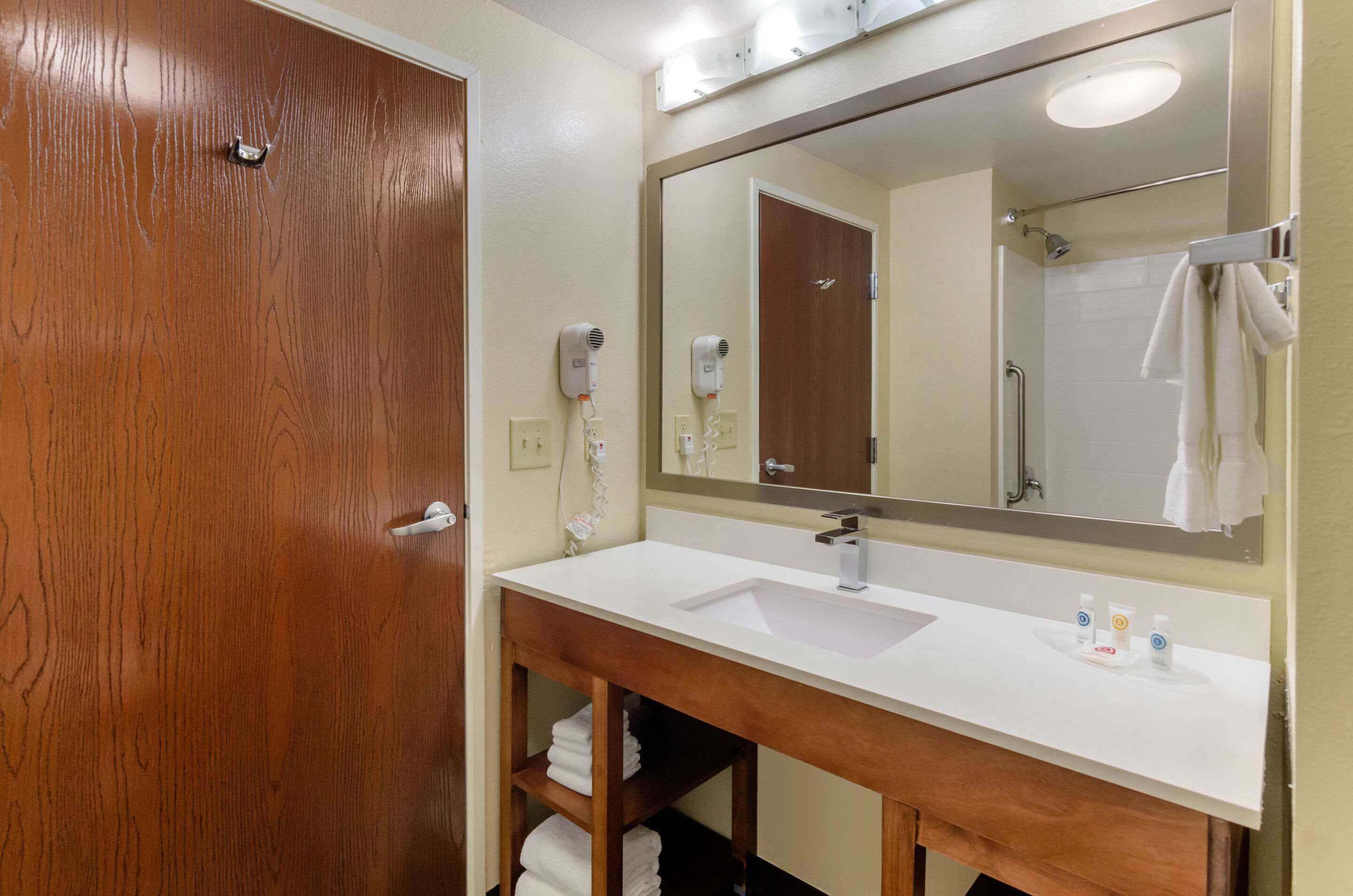 combined shower/bathtub, free toiletries, hair dryer, towels