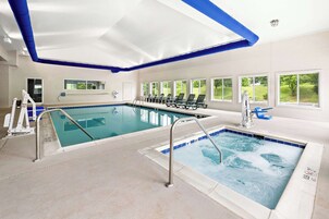 Una piscina techada, sillones reclinables de piscina