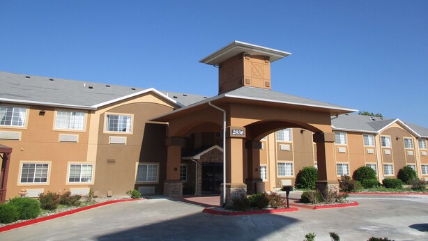 A multi-story hotel with a central entrance, large windows, and a flat roof. - Best Western Emporia Inn (Emporia)
