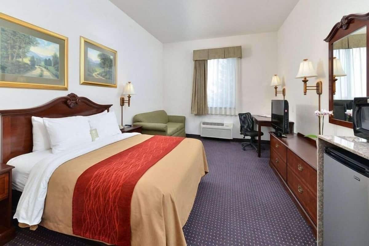 Skrivbord, arbetsyta för laptop och mörkläggningsgardiner