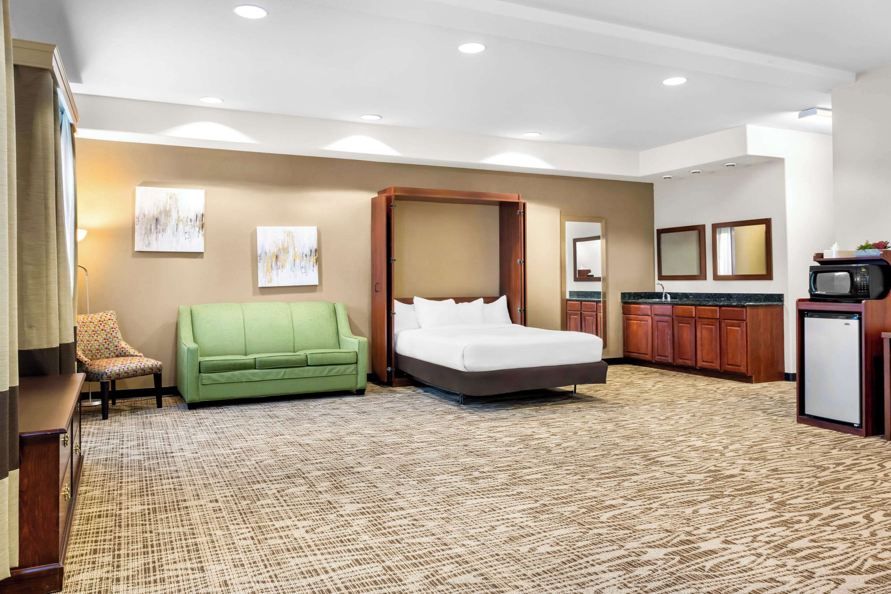 Escritorio, espacio para trabajar con laptop y cortinas blackout 