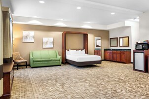 Escritorio, espacio para trabajar con laptop y cortinas blackout 