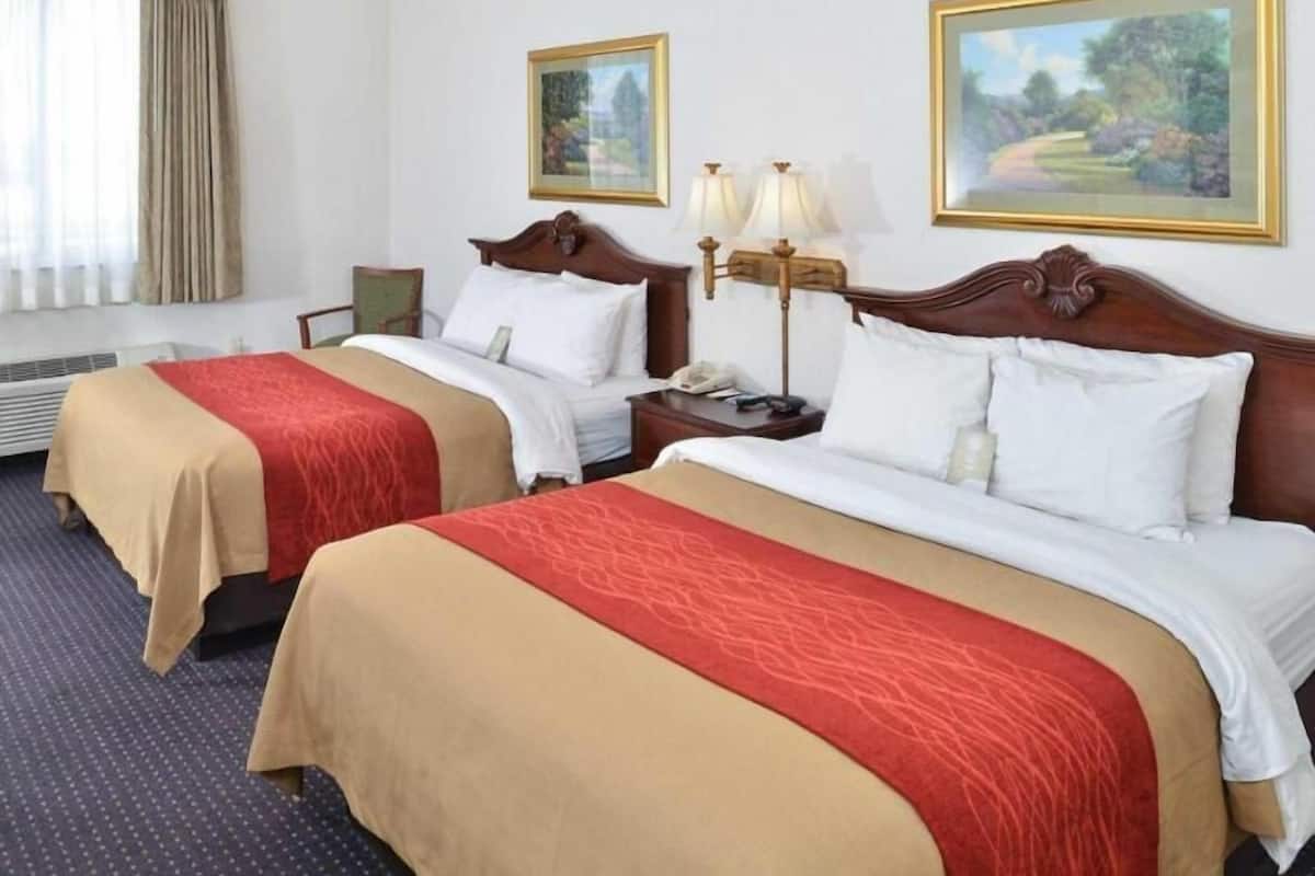 Skrivbord, arbetsyta för laptop och mörkläggningsgardiner