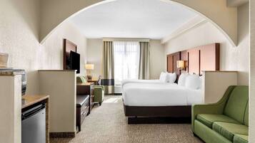Suite estudio, 2 camas Queen size | Escritorio, espacio para trabajar con laptop y cortinas blackout